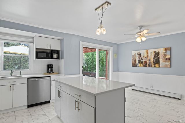 11 Glenwood Road, Glenwood Landing, NY 11545