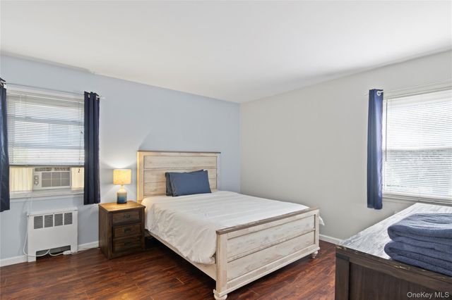 11 Glenwood Road, Glenwood Landing, NY 11545