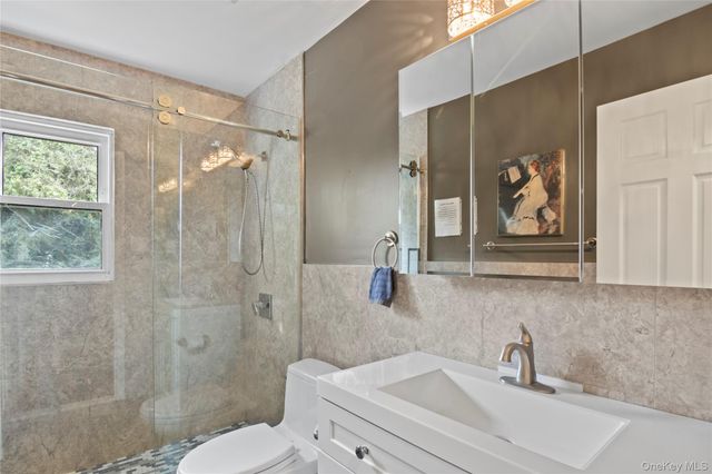 11 Glenwood Road, Glenwood Landing, NY 11545