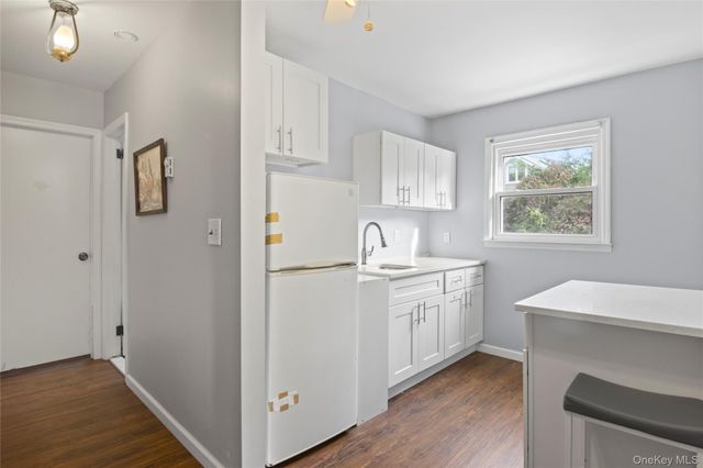 11 Glenwood Road, Glenwood Landing, NY 11545