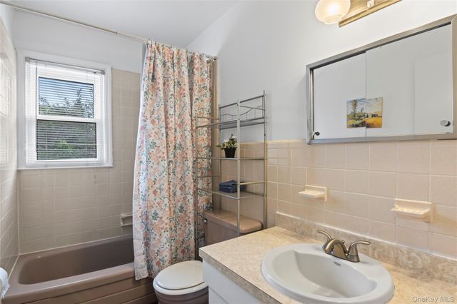 11 Glenwood Road, Glenwood Landing, NY 11545