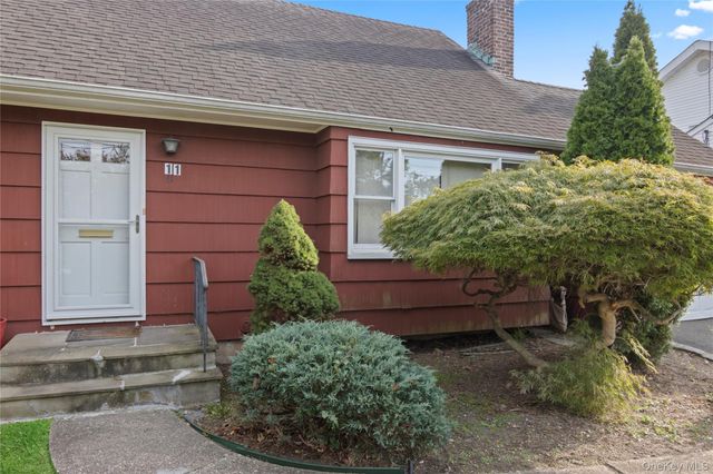 11 Glenwood Road, Glenwood Landing, NY 11545