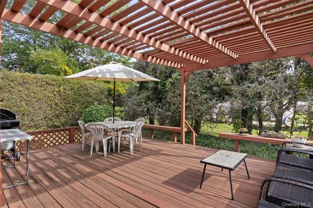 11 Glenwood Road, Glenwood Landing, NY 11545