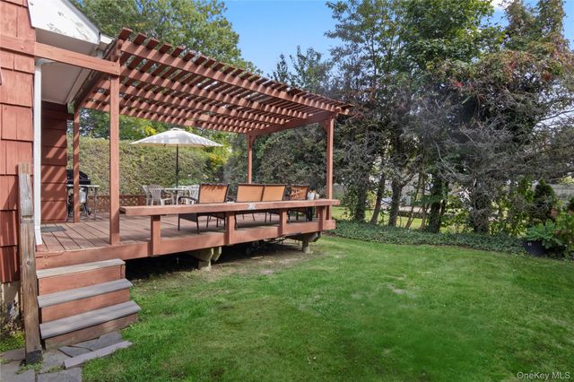 11 Glenwood Road, Glenwood Landing, NY 11545