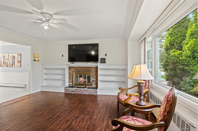 11 Glenwood Road, Glenwood Landing, NY 11545