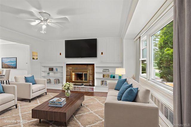 11 Glenwood Road, Glenwood Landing, NY 11545