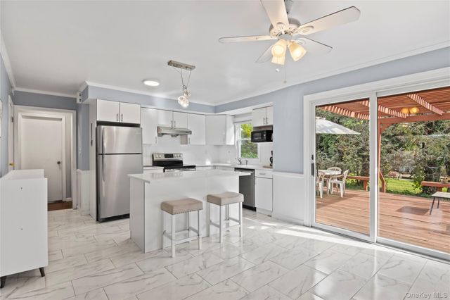 11 Glenwood Road, Glenwood Landing, NY 11545