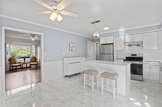 11 Glenwood Road, Glenwood Landing, NY 11545