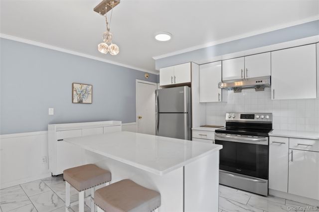 11 Glenwood Road, Glenwood Landing, NY 11545