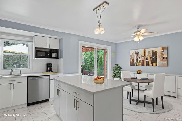 11 Glenwood Road, Glenwood Landing, NY 11545