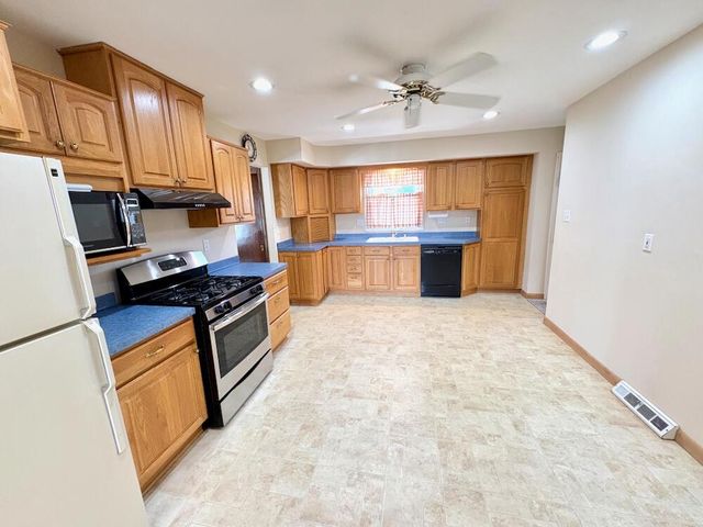 7622 S Lenox AVENUE, Oak Creek, WI 53154