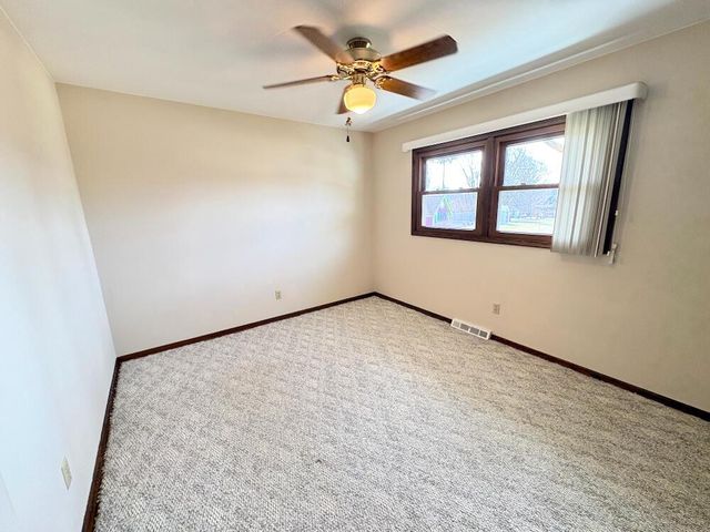 7622 S Lenox AVENUE, Oak Creek, WI 53154