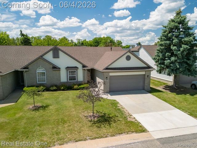 283 Whispering Hill, Commerce Charter Township, MI 48390