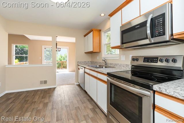 283 Whispering Hill, Commerce Charter Township, MI 48390