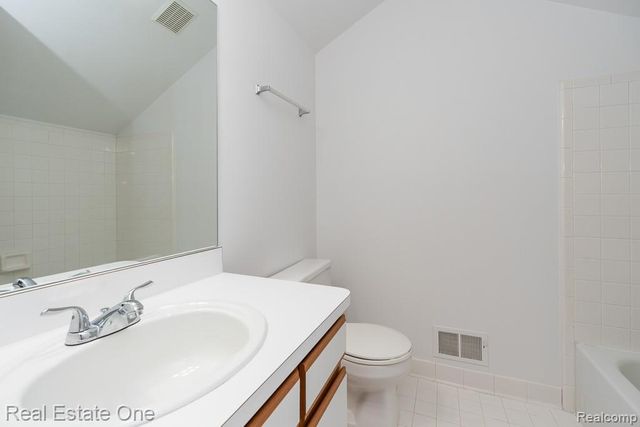 283 Whispering Hill, Commerce Charter Township, MI 48390