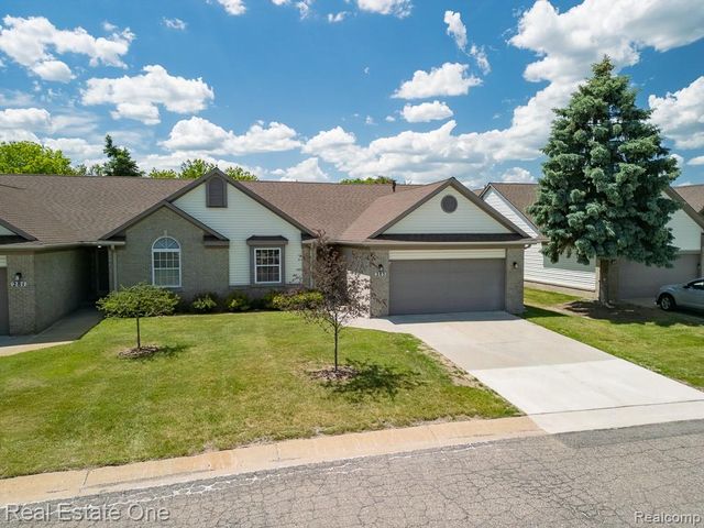 283 Whispering Hill, Commerce Charter Township, MI 48390