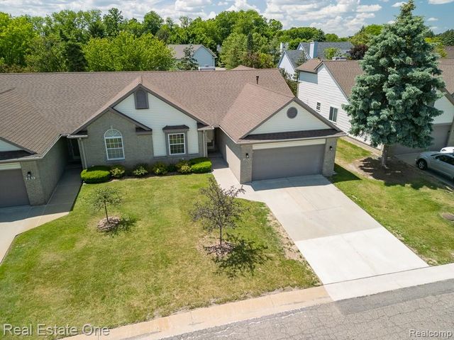 283 Whispering Hill, Commerce Charter Township, MI 48390