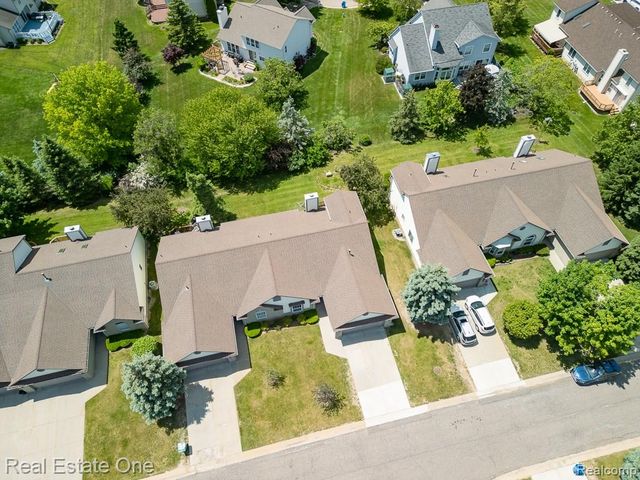 283 Whispering Hill, Commerce Charter Township, MI 48390