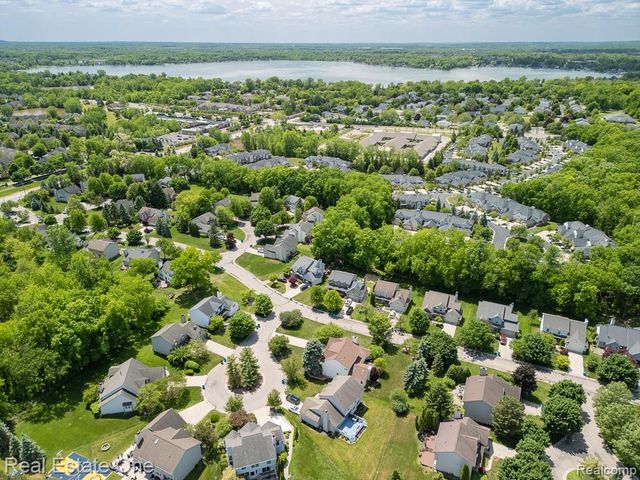 283 Whispering Hill, Commerce Charter Township, MI 48390