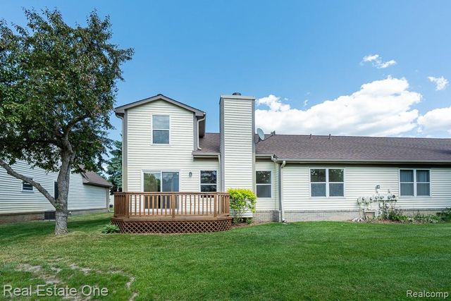 283 Whispering Hill, Commerce Charter Township, MI 48390