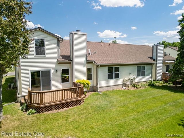 283 Whispering Hill, Commerce Charter Township, MI 48390