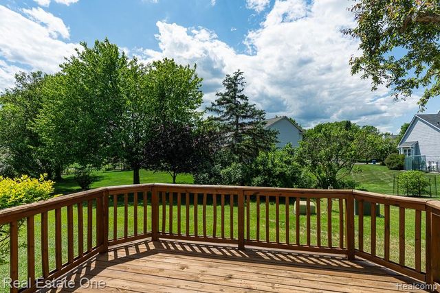 283 Whispering Hill, Commerce Charter Township, MI 48390