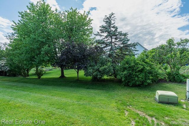283 Whispering Hill, Commerce Charter Township, MI 48390