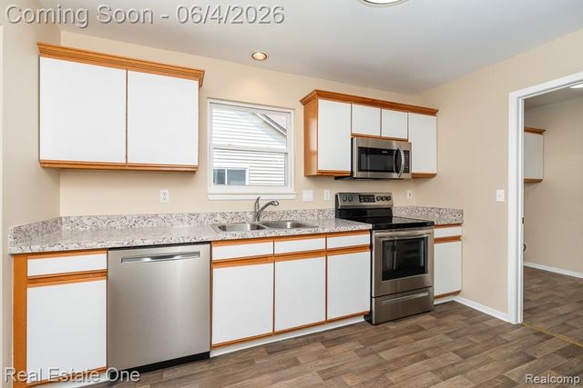 283 Whispering Hill, Commerce Charter Township, MI 48390