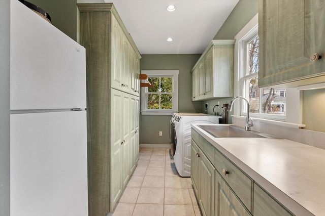 521 Barretts Mill Rd, Concord, MA 01742