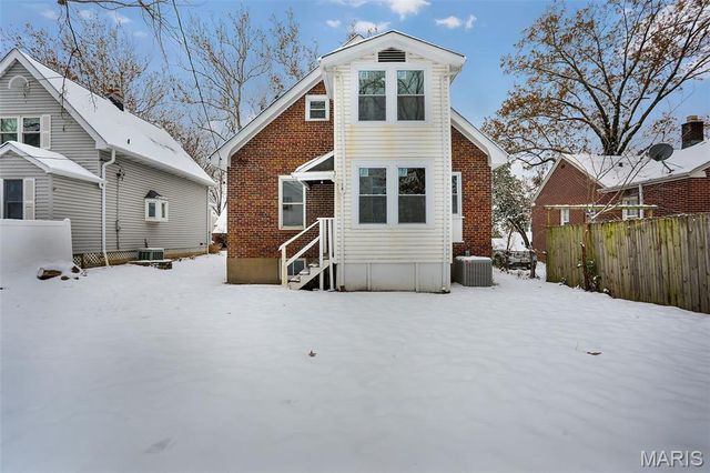 7429 Warner Avenue, St Louis, MO 63117