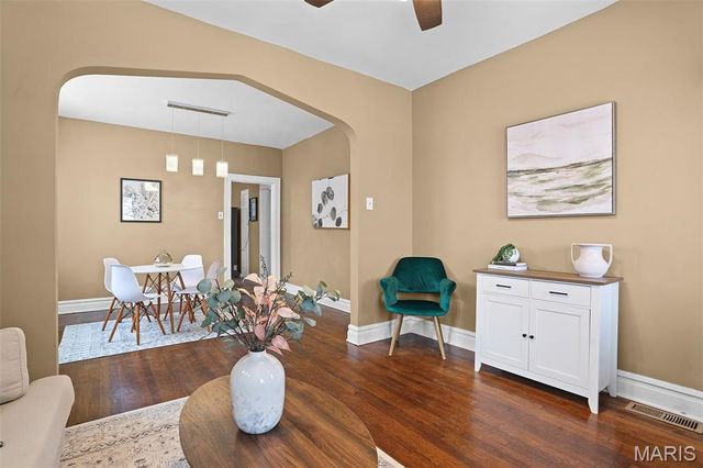 7429 Warner Avenue, St Louis, MO 63117