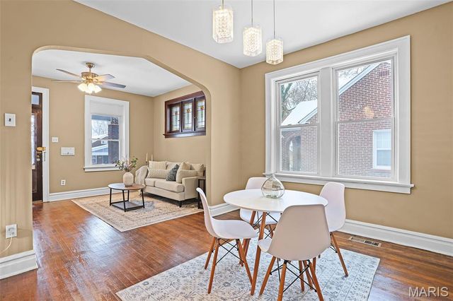 7429 Warner Avenue, St Louis, MO 63117