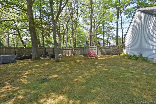 1 Gregg Lane, Coram, NY 11727