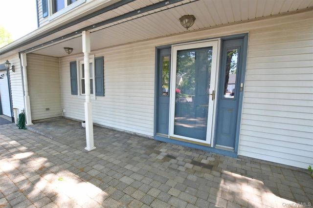 1 Gregg Lane, Coram, NY 11727
