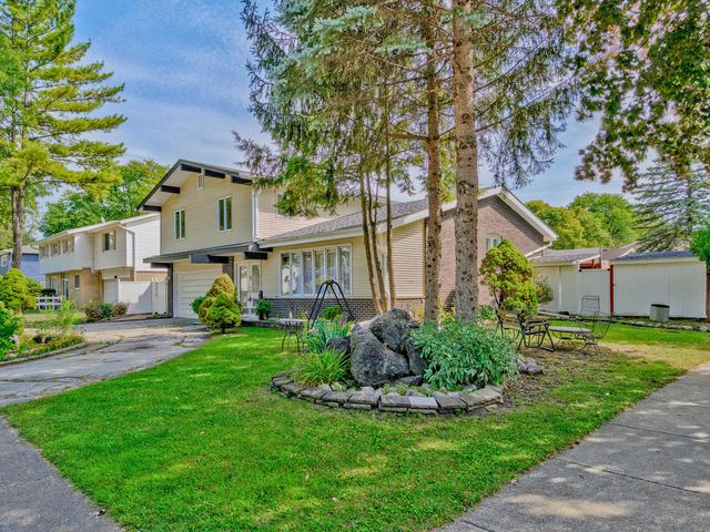 1121 N Greenfield Lane, Mount Prospect, IL 60056