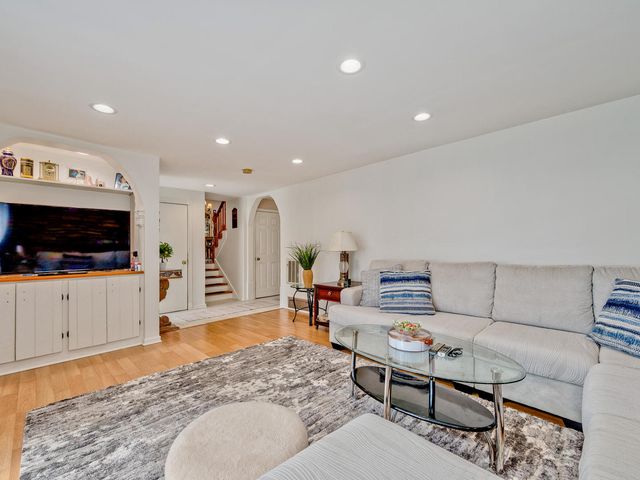 1121 N Greenfield Lane, Mount Prospect, IL 60056