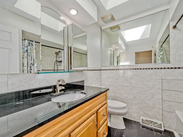 1121 N Greenfield Lane, Mount Prospect, IL 60056