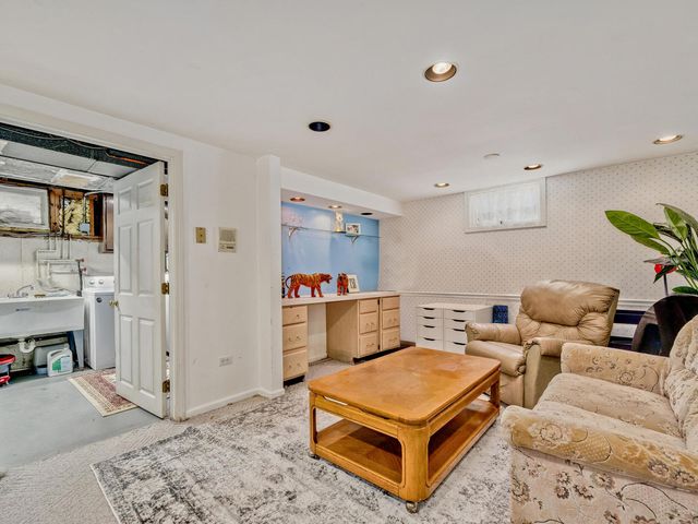 1121 N Greenfield Lane, Mount Prospect, IL 60056