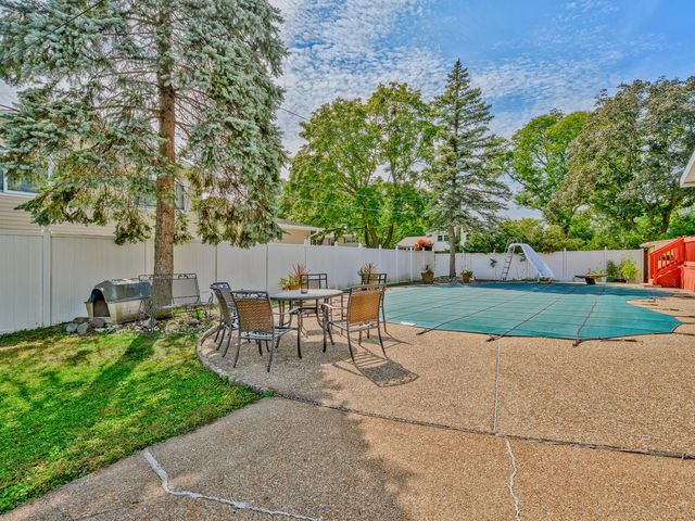 1121 N Greenfield Lane, Mount Prospect, IL 60056