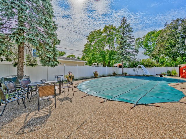 1121 N Greenfield Lane, Mount Prospect, IL 60056