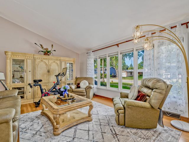 1121 N Greenfield Lane, Mount Prospect, IL 60056