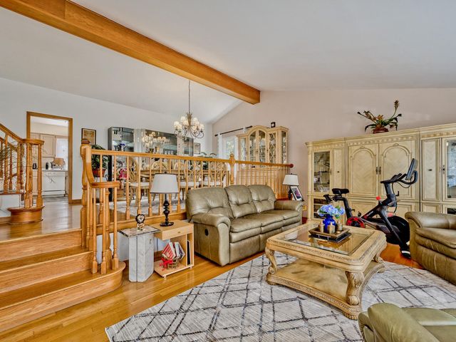 1121 N Greenfield Lane, Mount Prospect, IL 60056