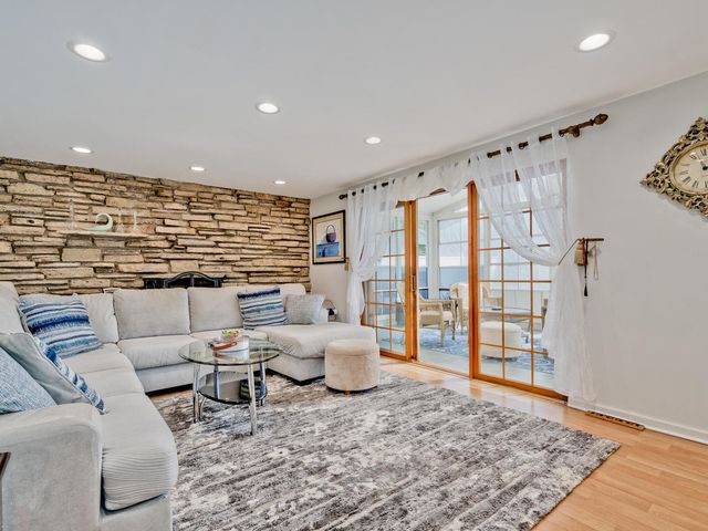 1121 N Greenfield Lane, Mount Prospect, IL 60056