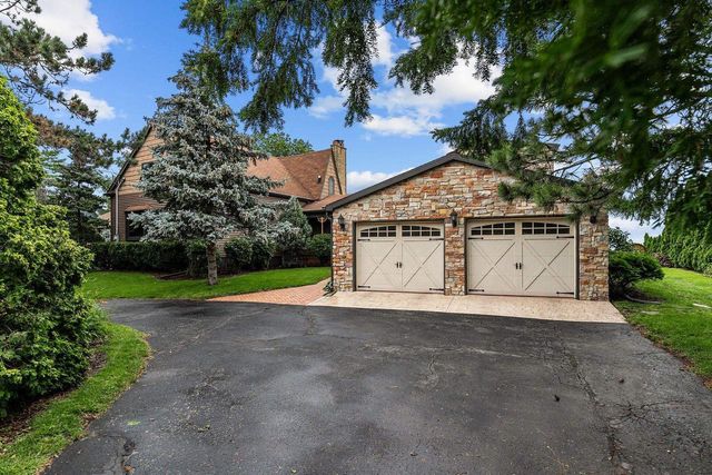 2346 HICKORY LANE, Oshkosh, WI 54901