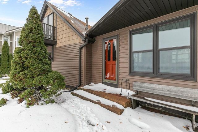 2346 HICKORY LANE, Oshkosh, WI 54901