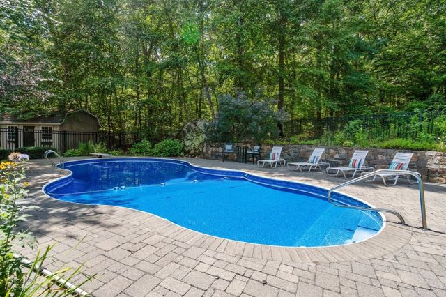 66 Glenview St, Upton, MA 01568
