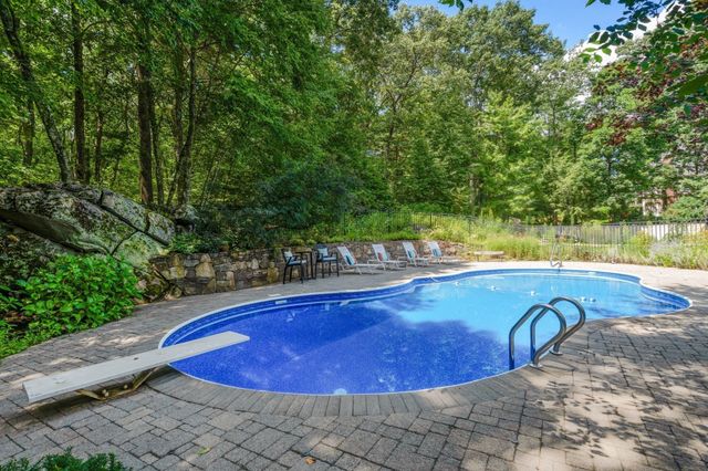 66 Glenview St, Upton, MA 01568
