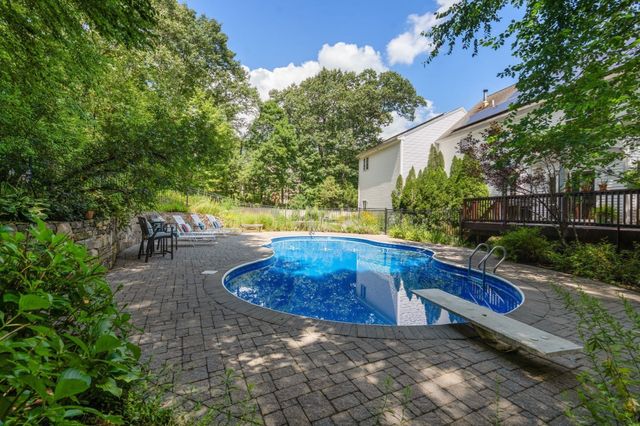 66 Glenview St, Upton, MA 01568