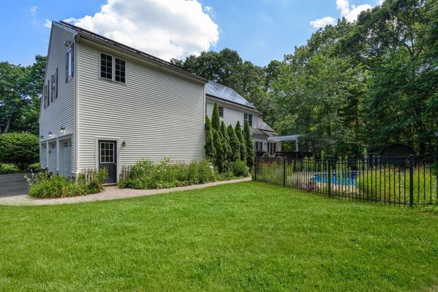 66 Glenview St, Upton, MA 01568