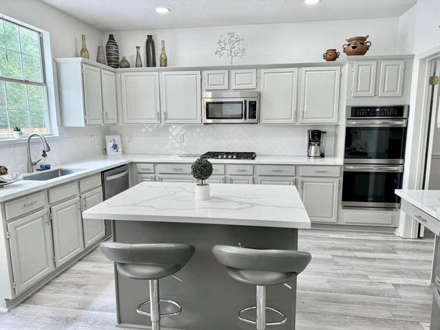 65 S Hidden View Circle, The Woodlands, TX 77381
